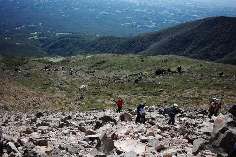 茶臼岳登山途中に見える絶景と岩場の写真