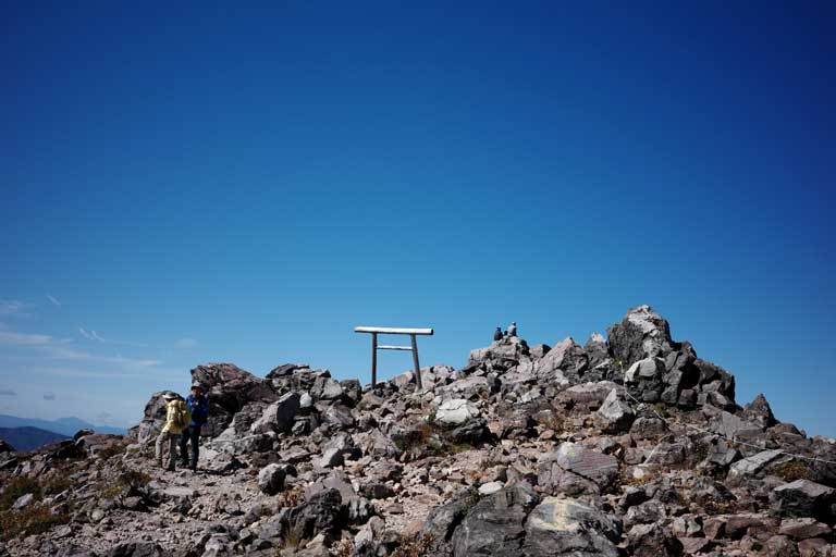 茶臼岳山頂の那須嶽神社の鳥居の写真