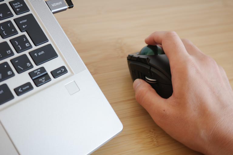 人差し指操作型マウスを使っているところ