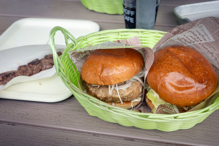 ダチョウ王国のダチョウバーガーとダチョウ肉の串