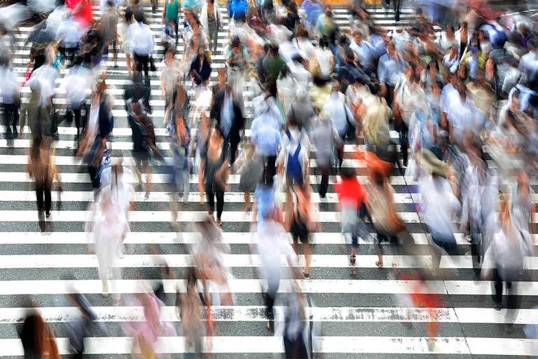 忙しない横断歩道の写真