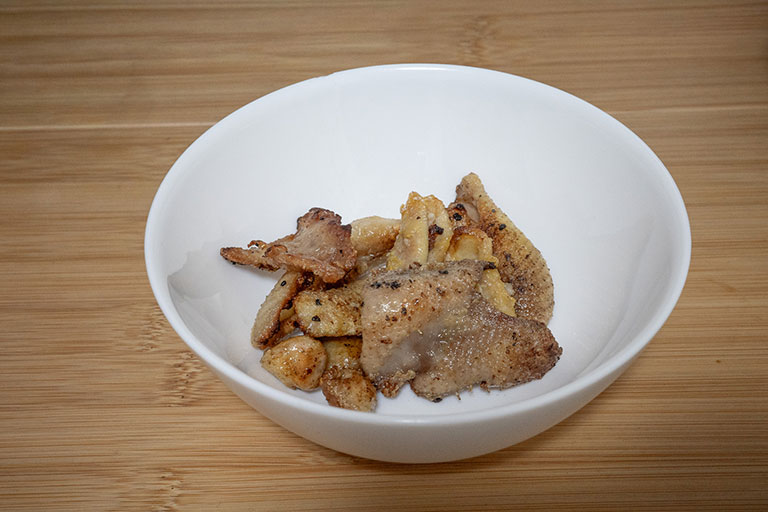 鶏皮とぼんじりの塩焼きの写真